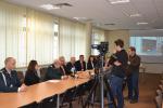 Na zdjęciu sala konferencyjna, na której odbywa się konferencja prasowa. Z prawej strony dziennikarze, za stołem szef KAS Piotr Walczak, dyrektor IAS Leszek Bielecki, dyrektor departamentu ceł Magdalena Rzeczkowska odpowiadają na pytania dziennikarzy.