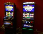 Dwa automaty do gier hazardowych. Działające, z kolorowymi napisami.