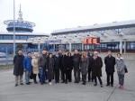 Zdjęcie grupowe uczestników spotkania z delegacją chińską na tle budynku terminala samochodowego w Koroszczynie.