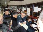 Członkowei delegacji chińskiej podczas zwiedzania terminala samochodowego w Koroszczynie. Kierownik oddziału objaśnia gościom zadania wykonywane na jednym ze stanowisk.