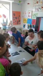 Na zdjęciu uczniowie oraz pracownik US w Białej Podlaskiej w trakcie rozwiązywania quizu.
