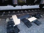 pakiety papierosów owinięte czarną folią przy torach kolejowych