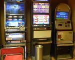 Trzy automaty do gier hazardowych z wyświetlonymi grami.
