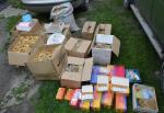 kilkanaście pudełek kartonowych z suszem tytoniowym na podwórku na prywatnej posesji