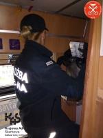 funkcjonariuszka KAS sprawdza podgrzewacz wody w pociągu międzynarodowym