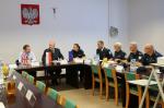 Spotkanie w Koroszczynie - siedem osób siedzi przy stole konferencyjnym 