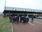 Uczniowie z opiekunami oraz funkcjonariusze KAS i SG stojący przed przejściem granicznym w Terespolu