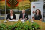 Na zdjęciu Dyrektor Izby Administracji Skarbowej w Lublinie oraz przedstawiciele Narodowego Funduszu Ochrony Środowiska i Gospodarki Wodnej podpisujący porozumienie o współpracy.