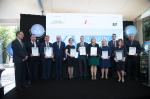 Zdjęcie grupowe laureatów XV Rankingu Urzędów Skarbowych i Izb Administracji Skarbowej Dziennika Gazety Prawnej z Lubelszczyzny - kilkanaście osób stojących w jednym rzędzie trzymających w rękach dyplomy.