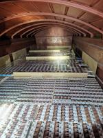 wnętrze wagonu towarowego; widoczne ułożone pakunki papierosów