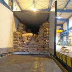 Otwarty tył naczepy tira wypełniony papierowymi workami