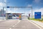 Zdjęcie przedstawia przejście graniczne z Unią Europejską - dwa pasy ruchu, znaki informacyjne w języku polskim, kontener i szlabany.