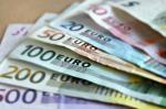 rozłożone banknoty w walucie Euro o różnych nominałach