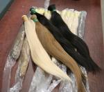 Włosy ludzkie w różnych kolorach, kilkanaście długich kucyków