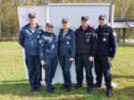 Pięcioro funkcjonariuszy Służby Celno-Skarbowej stoi przy ściance z napisem KAS