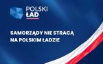 Na niebieskim tle napis POLSKI ŁAD a poniżej SAMORZĄDY NIE STRACĄ NA POLSKIM ŁADZIE. W prawym dolnym roku flaga Polski