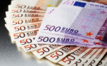 rozłożone banknoty o nominałach 50 i 500 euro