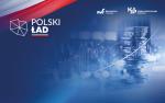 Niebieskie tło. W lewym roku flaga Polski, zarys mapy Polski i napis Polski Ład. Po prawej stronie kilkanaście ułożonych w stos monet. U góry napis Ministerstwo Finansów , Krajowa Administracja Skarbowa 