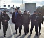 7 osób rozmawia ze sobą idąc. Na środku Pierwsza Dama  Agata Duda, obok funkcjonariusz celno-skarbowy, straży granicznej oraz kilku cywili.