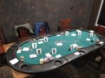 Stół do pokera a na nim żetony i karty