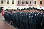 Funkcjonariusze Służby Celno-Skarbowej ubrani w galowe mundury stojący w szeregu.
