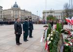 Delegacja Izby Administracji Skarbowej na czele z dyrektorem A. Krukowskim oddaje hołd przed pomnikiem 