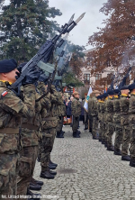 Plac Wolności w Białej Podlaskiej - funkcjonariusze Wojska oddają salwę honorową 