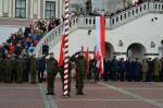 Rynek Wielki w Zamościu - funkcjonariusze Wojska przy maszcie z flagą państwową 