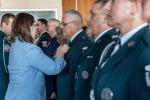 Minister Magdalena Rzeczkowska zawiesza medal funkcjonariuszowi Służby Celno-Skarbowej.