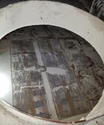 Pora nocna. Widok na okrągły otwór w wagonie a wewnątrz na ładunku z wapnem owinięte w folię pakiety z papierosami 