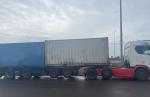 pojazd ciężarowy z dwiema przyczepami z kontenerami