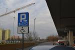 Zdjęcie przedstawia oznaczenie parkingu dla osób niepełnosprawnych