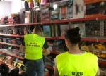 Dwie funkcjonariuszki Służby Celno-Skarbowej stoją przy półkach z zabawkami