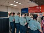 uczniowie klasy o profilu służba celno-skarbowa stoją przy okienku Odprawa celna na lotnisku
