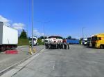 Przejście graniczne w Hrebennem. W tle widoczne pojazdy ciężarowe i grupa uczniów klasy celno-skarbowej. 