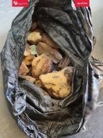 duże bryły nieobrobionego bursztynu w czarnym foliowym worku