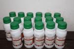 17 białych, małych plastikowych butelek z etykietami i zielonymi nakrętkami ustawione w trzech rzędach 