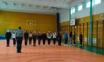 Sala gimnastyczna. Uczniowie stoją w szeregu. Przed nimi stoi funkcjonariusz Służby Celno-Skarbowej.