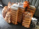pakiety z papierosami w siatkowanych pomarańczowych workach