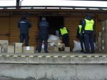 Na rampie przy wagonie towarowym stoi 5 funkcjonariuszy Służby Celno-Skarbowej. Wypakowują kartonowe pudła. Na rampie leży kilkanaście kartonowych pudeł.