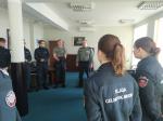 Uczniowie klasy celno-skarbowej oraz zastępca naczelnika stoją w gabinecie zastępcy naczelnika Lubelskiego Urzędu Celno-Skarbowego.
