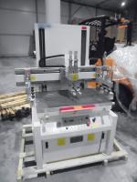 W hali stoi spora maszyna - sitodrukarka 