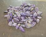 Obrobione duże kamienie o barwie biało fioletowej