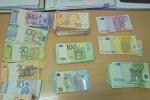 na biurku leża pliki banknotów w różnych walutach