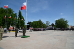 Plac Litewski, na którym widać powiewające flagi Polski, na drugim planie uczestnicy biorący udział w obchodach Święta 3 maja.