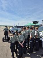 Uczniowie klas celno-skarbowych na targach podczas prezentacji sprzętu