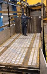 Podłoga naczepy wyłożona paczkami papierosów 