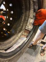 papierosy w kole ciężarówki