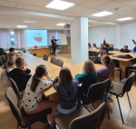 Uczniowie na sali szkoleniowej, podczas spotkania w US w Janowie Lubelskim