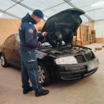 zdjęcie ze szkolenia psów służbowych - owczarek niemiecki podczas przeszukania samochodu